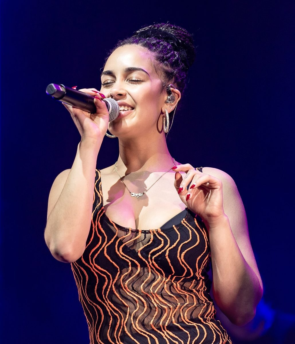 Jorja Smith actuará en directo en el cierre de Glitterbox en Amnesia