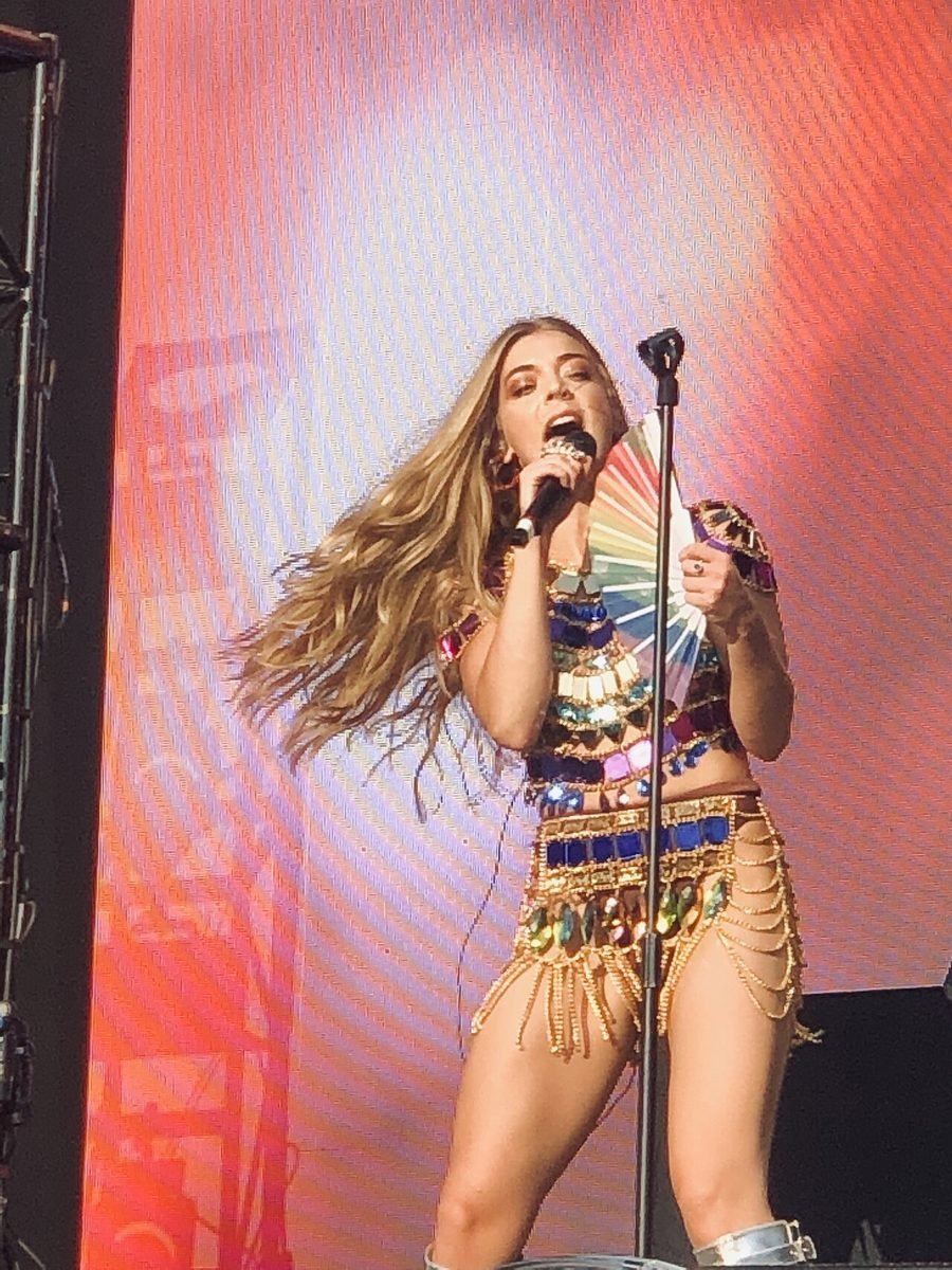 Becky Hill volta a Ibiza com um show direto no O Beach antes do seu novo disco