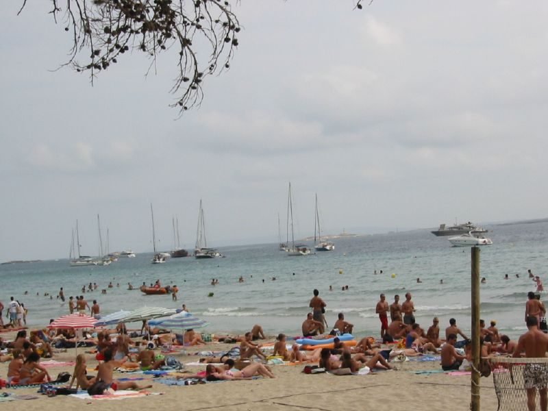 Ibiza alcanza su máximo del verano y sigue ofreciendo planes para todas las edades
